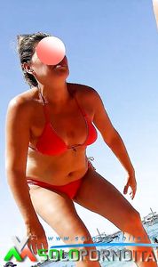 Mia moglie in bikini in spiaggia