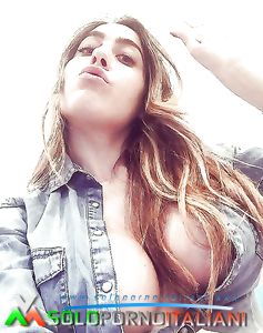 Selfie hot della bella napoletana Paola Saulino