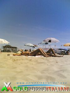 Topless sulla spiaggia di Cervia