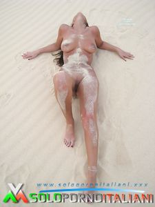 Sfiziosa nuda sulle dune nel deserto