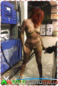 Benzina di notte nuda