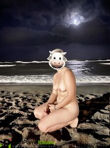 Ancora nuda in spiaggia