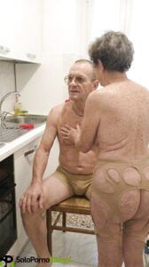 Suocera stuzzica e viene scopata