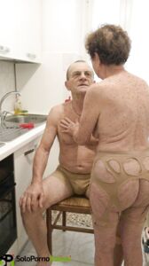 Suocera stuzzica e viene scopata