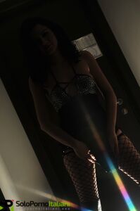 Mi piace farmi fotografare nuda ed eseguire ordini