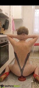 Suocera di 80 anni si incula con un imbuto