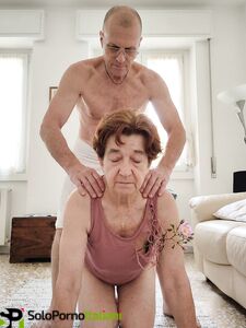 Suocera 80 anni scopata a pecora