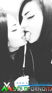 bacio lesbo ragazze italiane