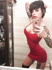 Selfie di una gran fica italiana tatuata tettona