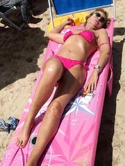 Sexy moglie matura in bikini al mare