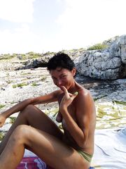 Moglie in topless in spiaggia