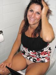 Fa la pipì e si lava sul bidet