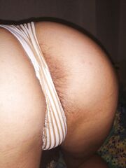 Moglie calabrese mostra la sua figa gonfia.