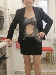 Suocera di 80 anni si incula con un imbuto