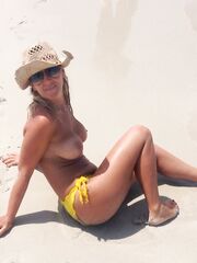 Milf italiana nudista al mare