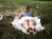 Moglie esibizionista si masturba nel parco