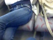 Studentessa in treno spiata da voyeur