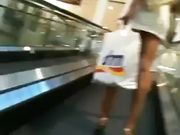 Sexy milf bionda in minigonna al supermercato