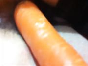 Masturbo la fica di mia moglie con una carota