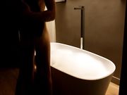 Fidanzata scopata nel bagno di un hotel