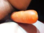 La figa di mia moglie masturbata con una carota