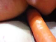 La figa di mia moglie masturbata con una carota