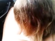 Succhiando il cazzo in macchina al fidanzato