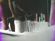 Ragazza italiana filmata mentre gode nella doccia
