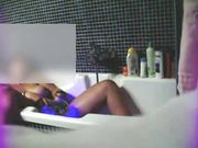 Ragazza italiana filmata mentre gode nella doccia
