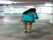 Chiappe al vento amica esibizionista in un parcheggio