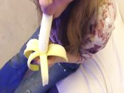 Succhia una banana per eccitare il fidanzato