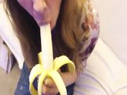 Succhia una banana per eccitare il fidanzato