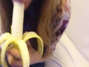 Succhia una banana per eccitare il fidanzato