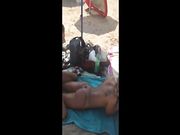 Milf zoccola si fa fare dei massaggi in spiaggia da sconosciuti