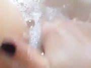 Mi masturbo nella vasca per farvi segare
