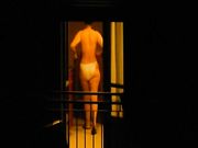 Vicina di casa in topless sul balcone