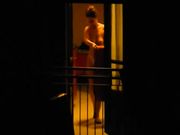 Vicina di casa in topless sul balcone