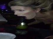 Festa di compleanno col botto la milf spompina una bottiglia