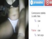 Zoccoletta italiana si masturba in webcam con un segaiolo