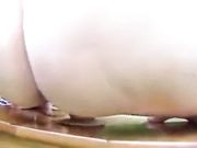 Peneleope si masturba in giardino col suo cazzone