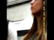 Upskirt ragazza italiana alla fermata del bus