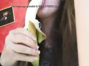 Lea Di leo succhia una banana