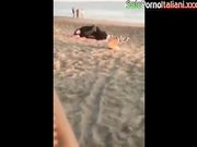 Coppia italiana scopa in spiaggia in pieno giorno