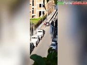 Coppia Casoria scopa in strada in pieno giorno