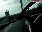 Si masturba in macchina in autostrada