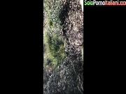 Passa un motorino mentre mi fa un pompino nel parco