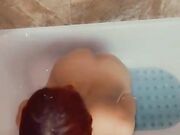 Presa a schiaffi mentre lo succhia nella doccia
