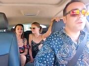 Limonano in auto seducendo il taxista uber che le scopa