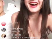 Jennifer 18 enne mostra le tette in diretta