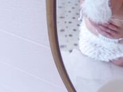 Selfie Sonia Grey in intimo bianco gioca con le tettone